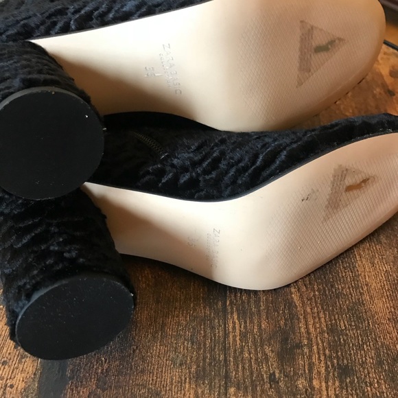 Gorgeous Zara boots. So soft and w a wavy look - Picture 4 of 8